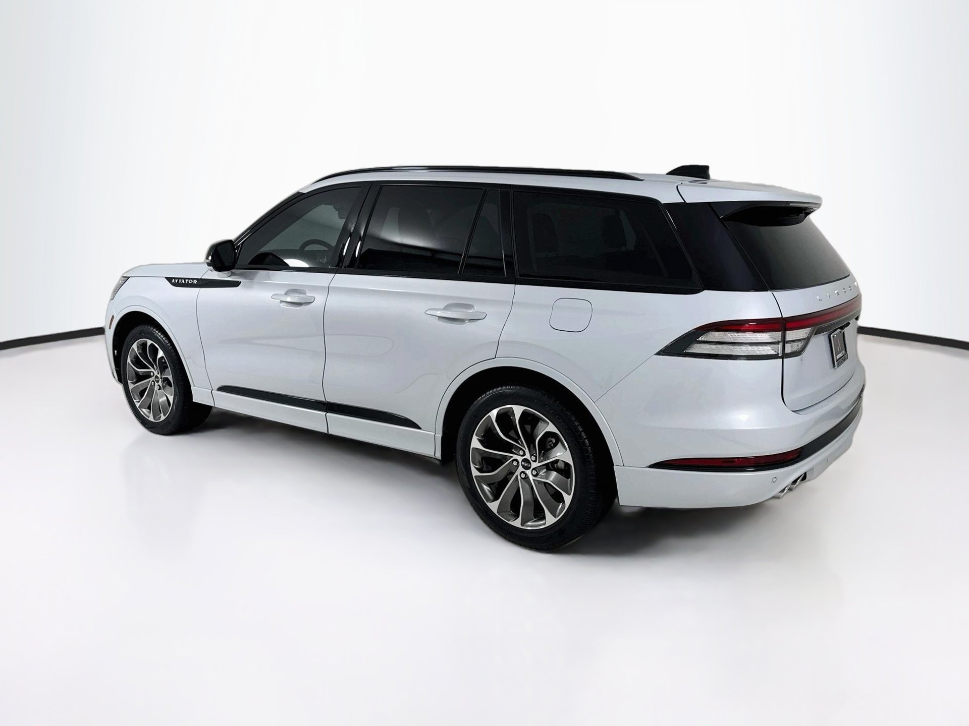 Used 2025 Lincoln Aviator AWD w/ Jet Appearance Package image 6