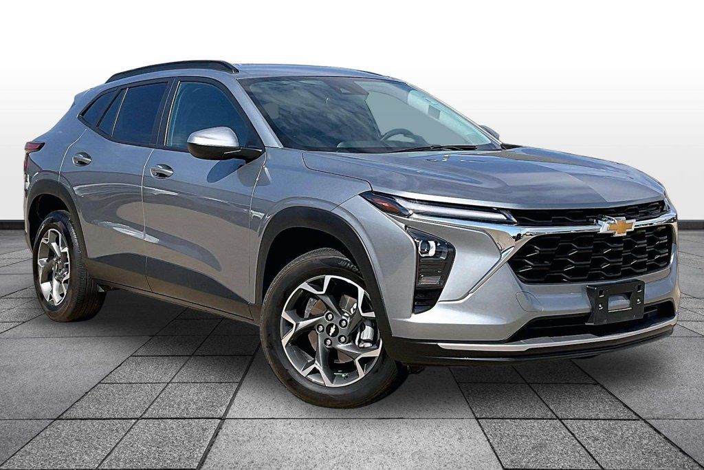 Used 2024 Chevrolet Trax LT FWD image 2