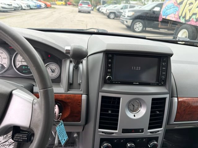 Used 2009 Chrysler Town & Country Touring w/ Entertainment Group #2 FWD image 12
