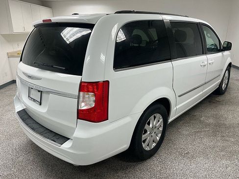 Used 2016 Chrysler Town & Country Touring image 5