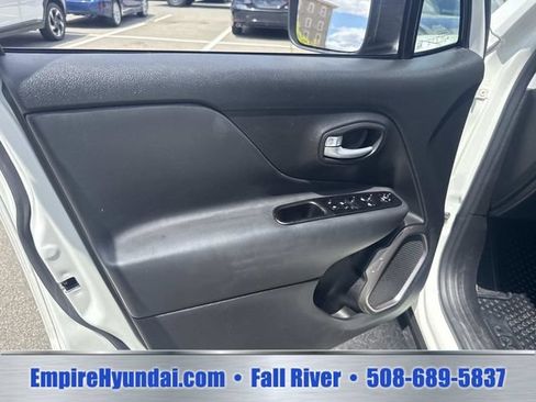 Used 2023 Jeep Renegade Latitude AWD/4WD image 17