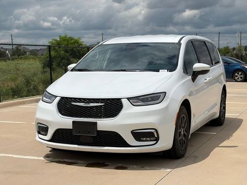 Used 2023 Chrysler Pacifica Touring-L FWD image 3