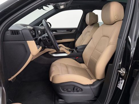 Certified 2025 Porsche Cayenne AWD/4WD image 5