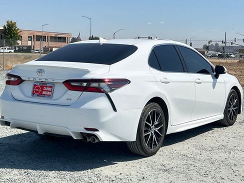 Used 2021 Toyota Camry SE FWD image 3