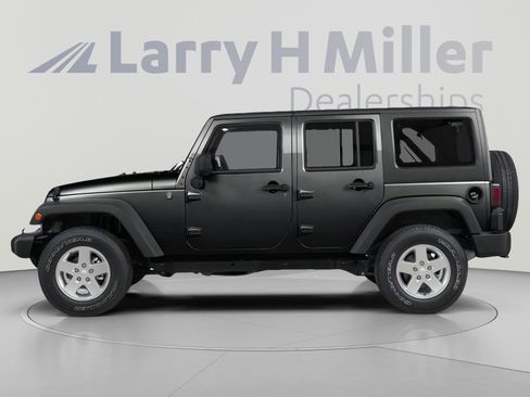 Used 2013 Jeep Wrangler Unlimited Rubicon w/ Connectivity Group AWD/4WD image 3