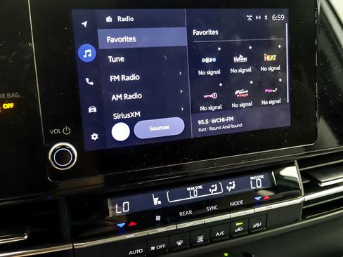 Used 2025 Toyota Sienna LE FWD image 18