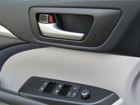 Certified 2019 Toyota Highlander XLE AWD/4WD image 39