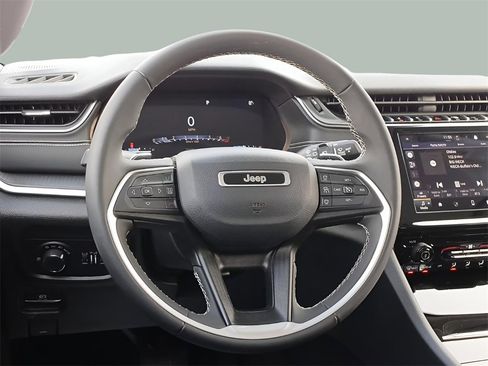 Used 2023 Jeep Grand Cherokee Laredo image 9