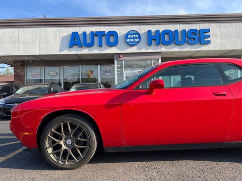 Used 2015 Dodge Challenger SXT RWD image 29