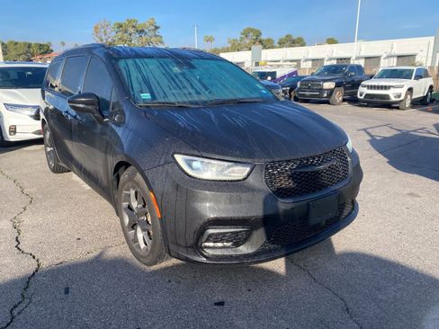 Used 2021 Chrysler Pacifica Touring w/ S Appearance Package image 3