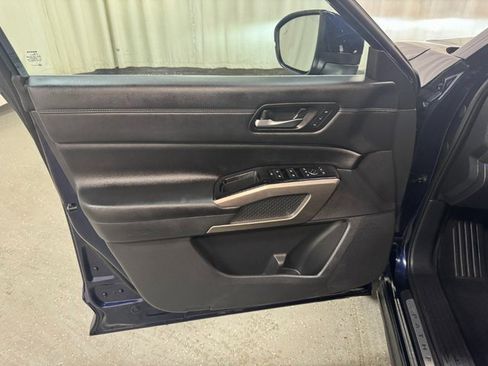 Used 2023 Nissan Pathfinder Platinum w/ Cargo Package image 16