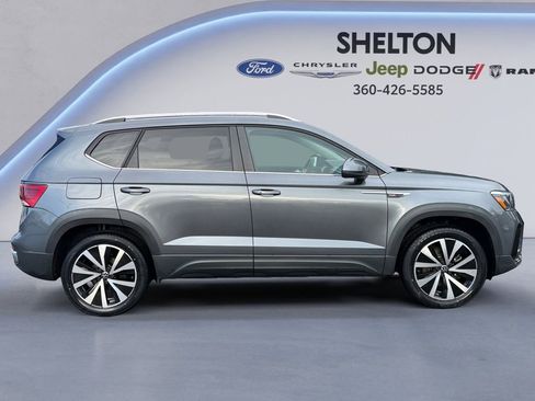 Used 2022 Volkswagen Taos SE w/ Panoramic Sunroof Package image 6