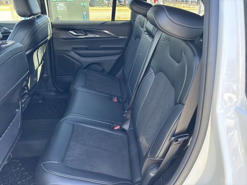 Used 2023 Jeep Grand Cherokee Altitude image 15