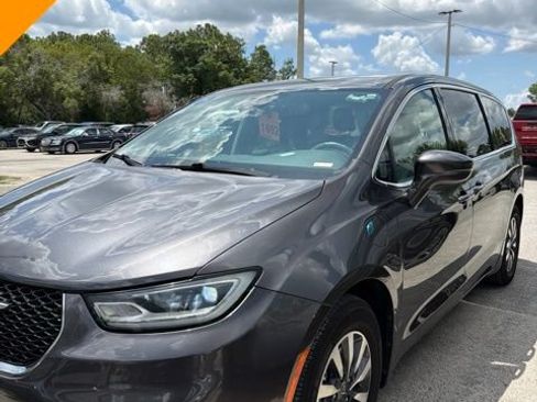 Used 2022 Chrysler Pacifica Touring-L FWD image 1