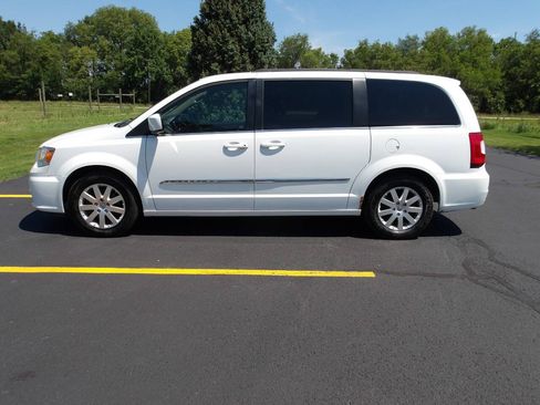Used 2015 Chrysler Town & Country Touring FWD image 11