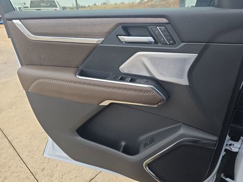 New 2026 GMC Acadia Denali Ultimate w/ LPO, Floor Liner Package AWD/4WD image 28