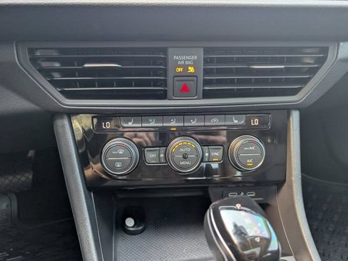 Used 2024 Volkswagen Jetta SE w/ Panoramic Sunroof Package FWD image 17