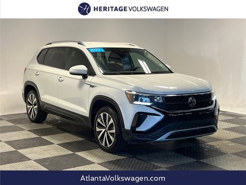 Certified 2022 Volkswagen Taos SE image 1
