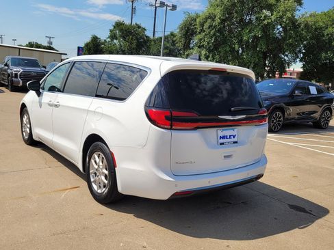 Used 2023 Chrysler Pacifica Touring-L FWD image 4