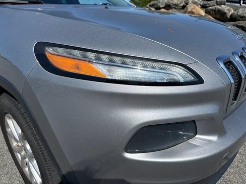 Used 2014 Jeep Cherokee Latitude w/ Cold Weather Group AWD/4WD image 10