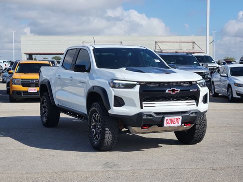 Used 2026 Chevrolet Colorado ZR2 w/ Technology Package AWD/4WD image 3