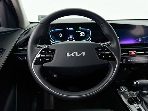 Used 2025 Kia Niro EX FWD image 32