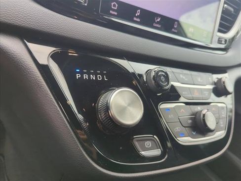 Used 2025 Chrysler Pacifica Select FWD image 16