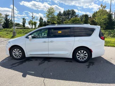 Used 2019 Chrysler Pacifica Touring-L FWD image 15