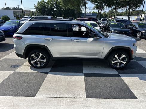 Used 2025 Jeep Grand Cherokee Limited RWD image 3