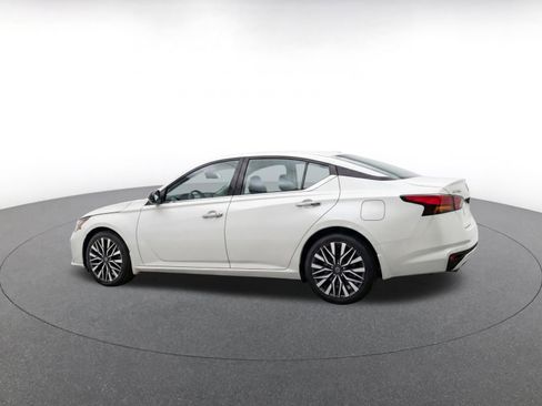 Used 2025 Nissan Altima 2.5 SV FWD image 7