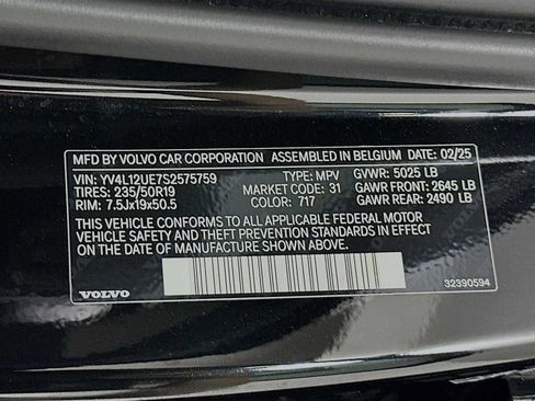 Certified 2025 Volvo XC40 B5 Plus w/ Protection Package Premier image 31