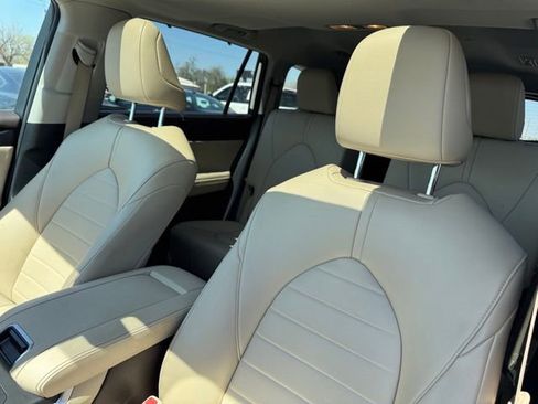 Used 2022 Toyota Highlander XLE image 11