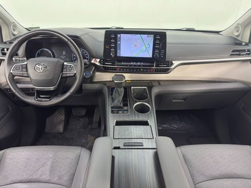 Used 2021 Toyota Sienna Limited image 12