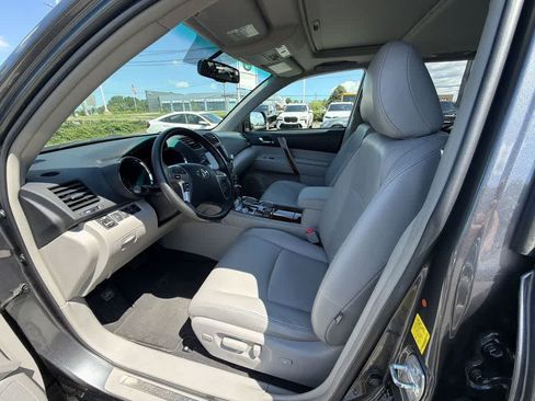 Used 2011 Toyota Highlander Limited w/ Tow Pkg AWD/4WD image 10