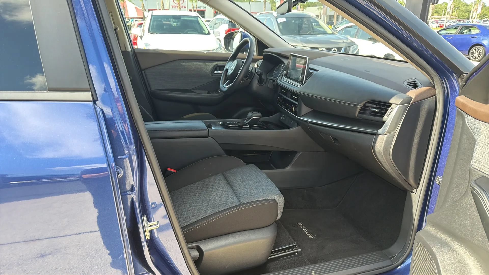 Used 2023 Nissan Rogue SV FWD image 18