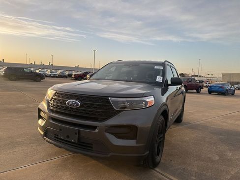 Used 2020 Ford Explorer XLT image 4
