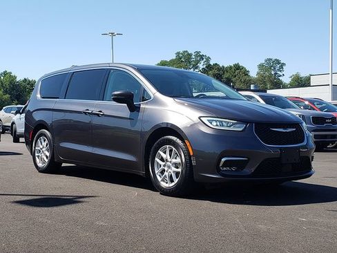 Used 2023 Chrysler Pacifica Touring-L FWD image 8