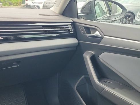 Used 2025 Volkswagen Jetta SE FWD image 4