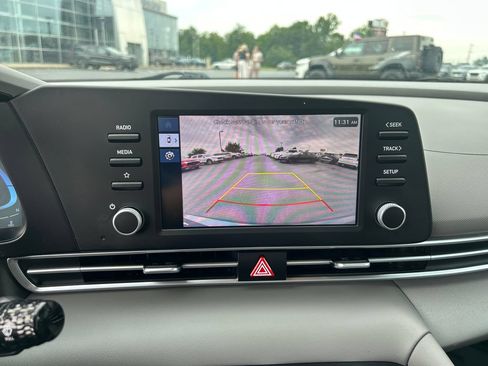 Used 2024 Hyundai Elantra SE FWD image 18