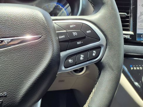 Used 2024 Chrysler Pacifica Touring-L FWD image 20