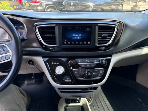 Used 2019 Chrysler Pacifica Touring-L FWD image 22