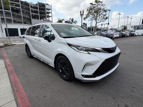 Used 2024 Toyota Sienna XSE w/ XSE Plus Package AWD/4WD image 5