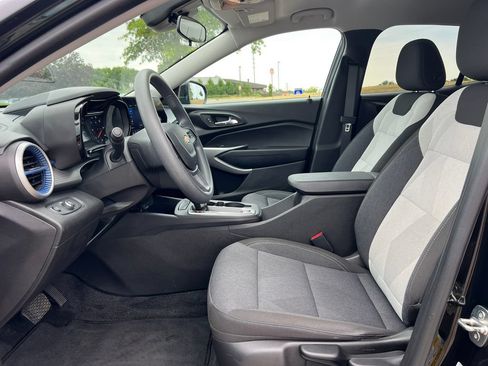 Used 2024 Chevrolet Trax LS w/ LS Convenience Package FWD image 3