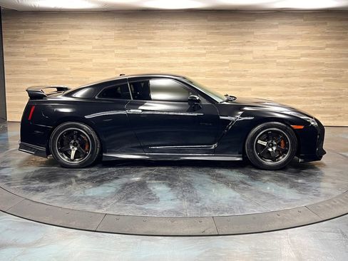 Used 2019 Nissan GT-R Premium w/ Premium Interior Package image 29