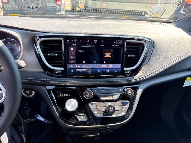 New 2027 Chrysler Pacifica Select AWD/4WD image 22
