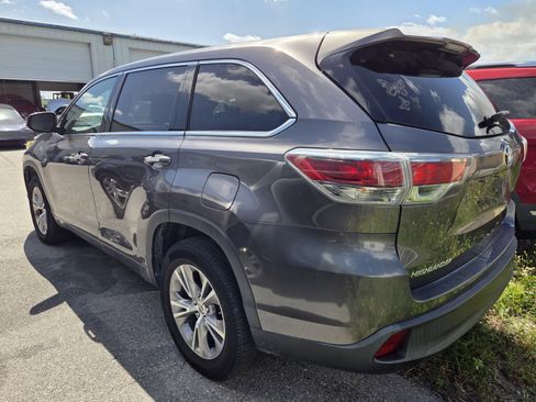 Used 2015 Toyota Highlander Plus FWD image 3