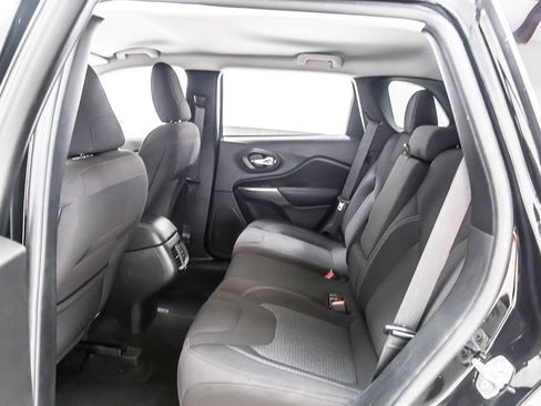 Used 2020 Jeep Cherokee Latitude FWD image 28