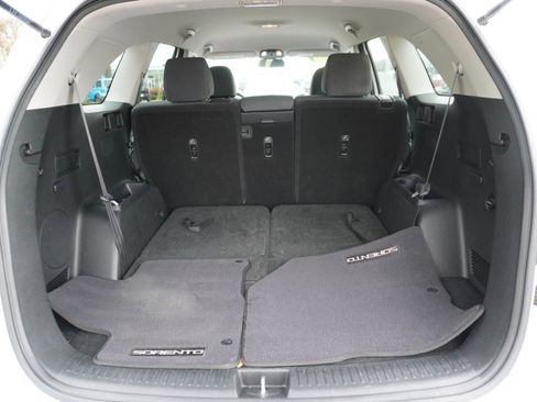 Used 2019 Kia Sorento LX image 11
