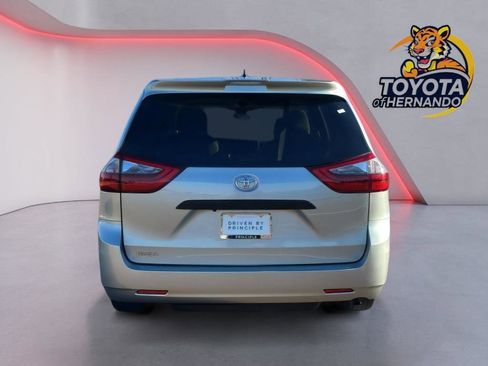 Used 2020 Toyota Sienna L image 6