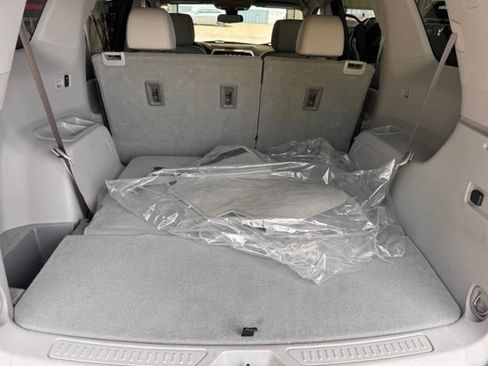 Used 2021 GMC Acadia SLT w/ Premium Package FWD image 12